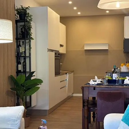 6 Seats Design Wi-fi Ac Parking Apartment
